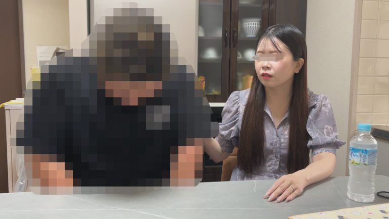 【個撮】被強迫背負的妻子。在丈夫旁邊被侵犯也沒有幫助。明明是自己家卻像客場一樣被內射。