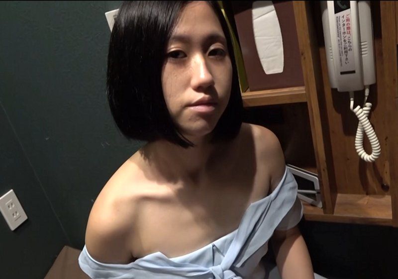 【無修正私拍】未處理陰毛的害羞貧乳女孩在漫畫喫茶裡偷偷幹砲！【評論特典高畫質】